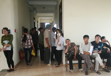 Trong ngày 24/8, hàng trăm thí sinh và phụ huynh đến tận Sở GD-ĐT Thanh Hóa để hỏi giấy báo.