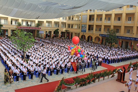 Học sinh Trường THCS Lê Quý Đôn (quận Cầu Quay, Hà Nội) háo hức chào đón năm học mới.  (Ảnh:XT)