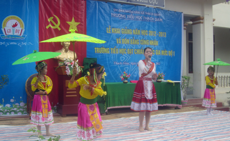 Cô và trò trong tiết mục văn nghệ khai trường. (Ảnh: Nguyễn Duy - Doãn Hòa)