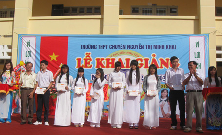 Khen thưởng HS nhân dịp năm học mới ở Trường THPT Chuyên Nguyễn Thị Minh Khai (TP Sóc Trăng).