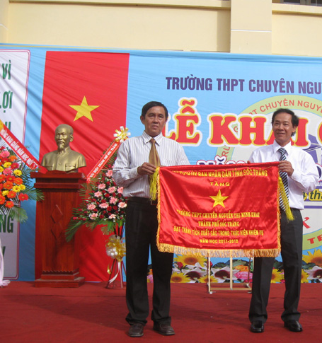 Khen thưởng HS nhân dịp năm học mới ở Trường THPT Chuyên Nguyễn Thị Minh Khai (TP Sóc Trăng).