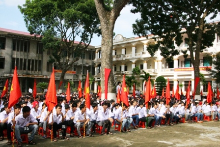 Học sinh Trường THPT Lương Đắc Bằng dự lễ khai giảng. (Ảnh: Nguyễn Thùy - Duy Tuyên)
