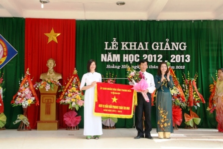 Học sinh Trường THPT Lương Đắc Bằng dự lễ khai giảng. (Ảnh: Nguyễn Thùy - Duy Tuyên)