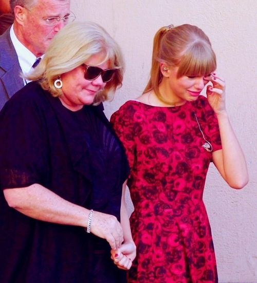 Taylor Swift trinh bay ca khuc danh tang cau be bi ung thu