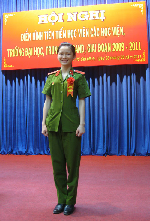 Thu khoa xinh dep cua HV Canh sat va bai hoc ve tinh ky luat
