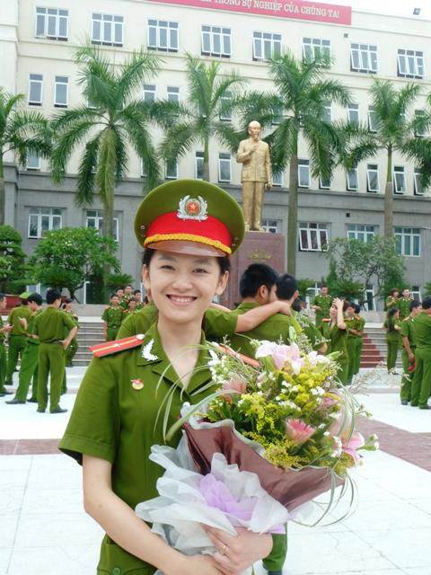 Thu khoa xinh dep cua HV Canh sat va bai hoc ve tinh ky luat