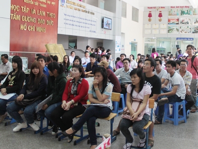 Thí sinh trúng tuyển ngồi chờ làm thủ tục nhập học tại trường ĐH Nguyễn Tất Thành. Đó là sự mong ước của rất nhiều trường đang thiếu chỉ tiêu.