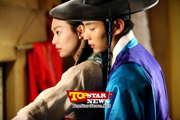 om-tu-sau-lung-mot-nong-hoi-cua-drama-han