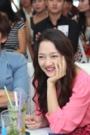 Bảo Anh ngồi \