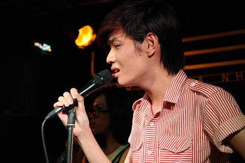 Bui Anh Tuan bo pho tap hat sau scandal voi tinh cu
