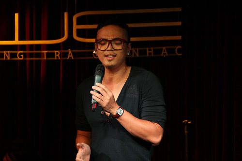 Bui Anh Tuan bo pho tap hat sau scandal voi tinh cu