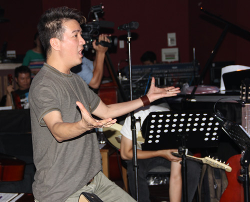 Bui Anh Tuan bo pho tap hat sau scandal voi tinh cu