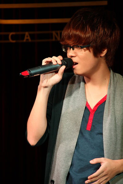 Chàng hotboy của The Voice Bùi Anh Tuấn đang bị bủa vây bởi scandal tình cảm và học vấn