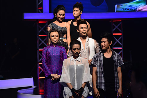 Ngo Thanh Van khoe chan thon tren san khieu vu