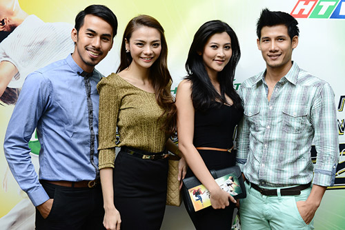Ngo Thanh Van khoe chan thon tren san khieu vu