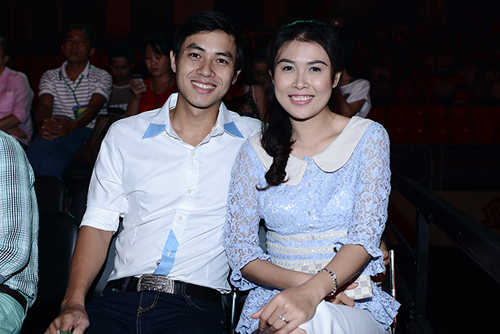 Ngo Thanh Van khoe chan thon tren san khieu vu