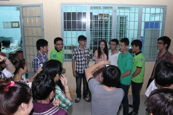 Bảo Anh chia sẻ, cô hoàn toàn bất ngờ trước tình cảm yêu mến mà các sinh viên dành cho mình.