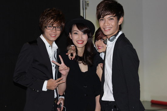 Ho Ngoc Ha dan \'ga cung\' di chup anh