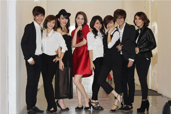 Ho Ngoc Ha dan \'ga cung\' di chup anh