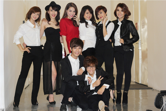 Ho Ngoc Ha dan \'ga cung\' di chup anh