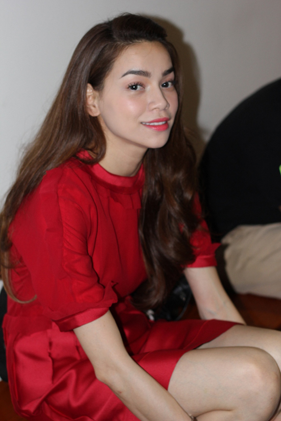 Ho Ngoc Ha dan \'ga cung\' di chup anh
