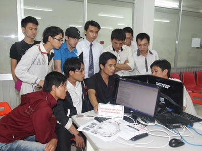 Sinh viên ngành công nghệ thông tin ở TPHCM trong một giờ thực hành kỹ thuật kết nối 3G