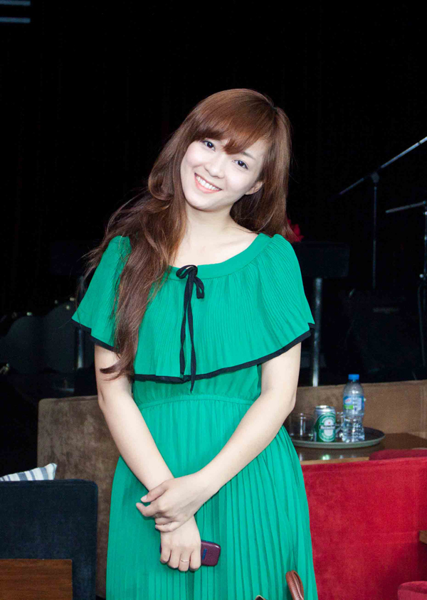 Dinh Huong bat ngo den mung hoc tro cung Mr.Dam ra album