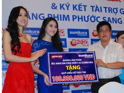 Phước Sang đang trao tặng 100 triệu đồng cho Quỹ Hiểu về trái tim do Hoa hậu Mai Phương Thúy và Đặng Thu Thảo làm đại diện 