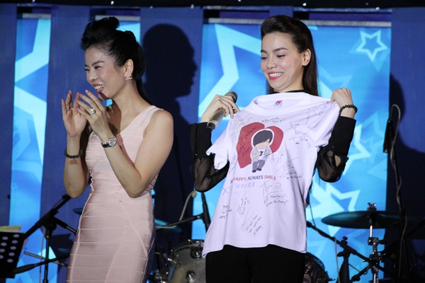 Ca sĩ Lệ Quyên và Hồ Ngọc Hà cũng chủ trì đấu giá chiếc áo in hình Wanbi Tuấn Anh kèm chữ ký của các nghệ sĩ. Chiếc áo được một người mua với giá 20 triệu đồng.