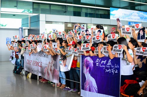 Jaejoong toi Viet Nam xuat hien voi bit khau trang khien fan Viet hut hang