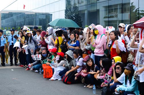Jaejoong toi Viet Nam xuat hien voi bit khau trang khien fan Viet hut hang