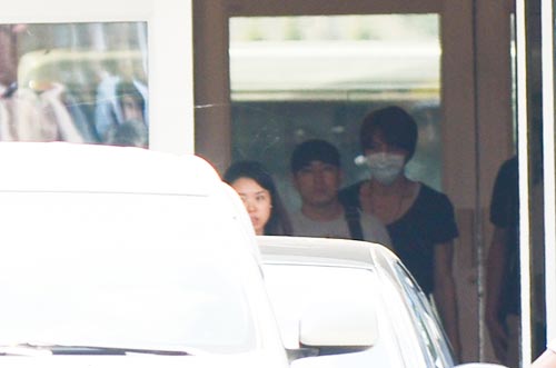 Jaejoong toi Viet Nam xuat hien voi bit khau trang khien fan Viet hut hang