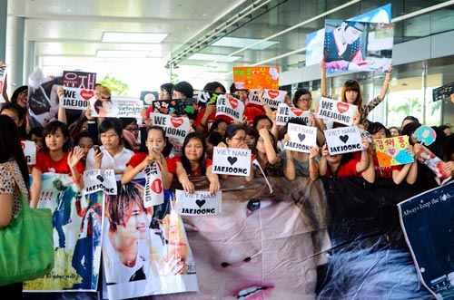 Jaejoong toi Viet Nam xuat hien voi bit khau trang khien fan Viet hut hang