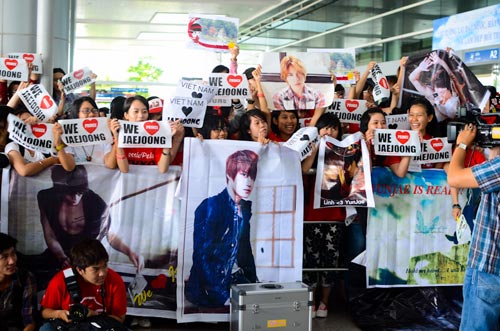 Jaejoong toi Viet Nam xuat hien voi bit khau trang khien fan Viet hut hang