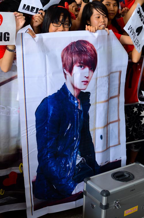 Jaejoong toi Viet Nam xuat hien voi bit khau trang khien fan Viet hut hang