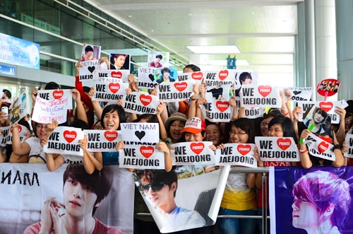 Jaejoong toi Viet Nam xuat hien voi bit khau trang khien fan Viet hut hang