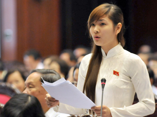 Đại biểu Vũ Thị Hương Sen (Hải Dương) phát biểu tại phiên thảo luận kỳ họp thứ 4, Quốc hội khóa XIII.