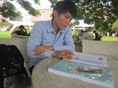 Cậu sinh viên Hak Meng tại Phnom Penh. (Ảnh: Phnom Penh Post)