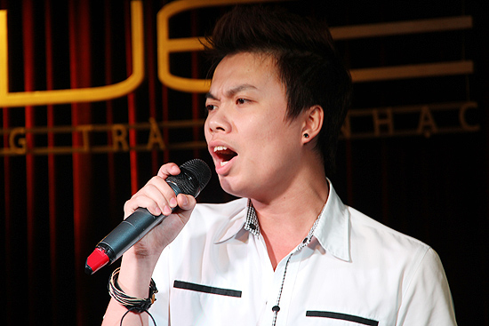 Huong Tram dien vay ngan cung ao bong chay tren san tap