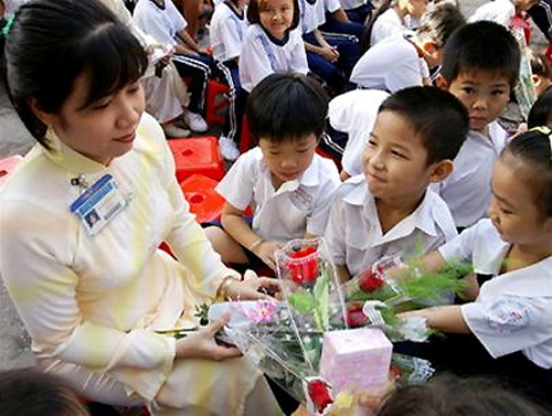Món quà 20/11 là món quà ý nghĩa mà các học sinh dành tặng cho những người ở gần họ trong ngày nhà giáo Việt Nam. Hãy xem hình ảnh để cảm nhận được sự tự hào và biết ơn của các em học sinh đối với những người đã truyền đạt tri thức và đam mê học hỏi cho các em.
