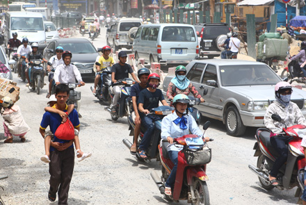 “Phiếu thuận” cho đề xuất siết điều kiện nhập cư Hà Nội