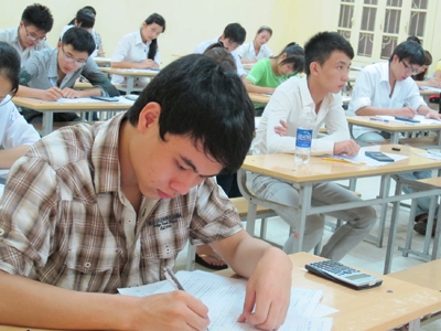 Thí sinh thi đại học mùa tuyển sinh năm 2012. Ảnh: H.T