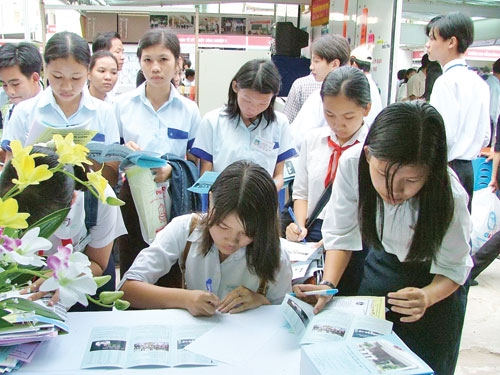 Học sinh tìm hiểu một chương trình hướng nghiệp tại TP.HCM