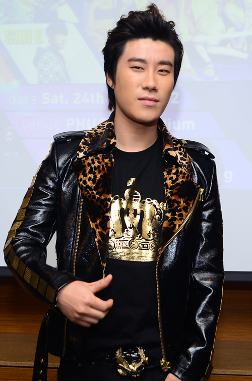 Thu Minh bat ngo lan at suc nong cua Wonder Girls