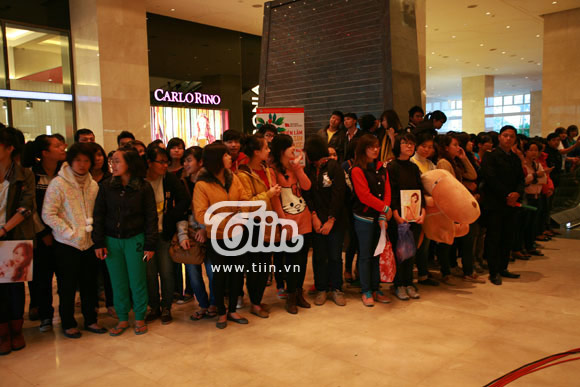 Cập nhật Fan nóng lòng chờ đón Tara tại Hà Nội