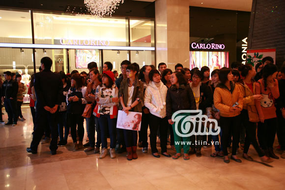 Cập nhật Fan nóng lòng chờ đón Tara tại Hà Nội