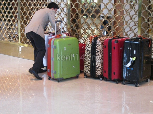 TAra lặng lẽ đổi khách sạn trước khi 