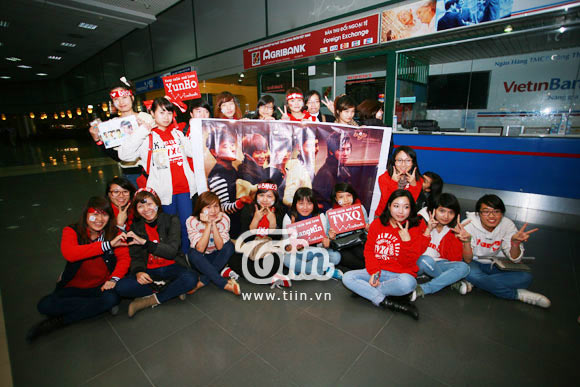 Fan TVXQ thức đêm chờ thần tượng tại sân bay