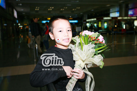 Fan TVXQ thức đêm chờ thần tượng tại sân bay