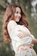 Bảo Anh hờ hững buông lơi vai trần